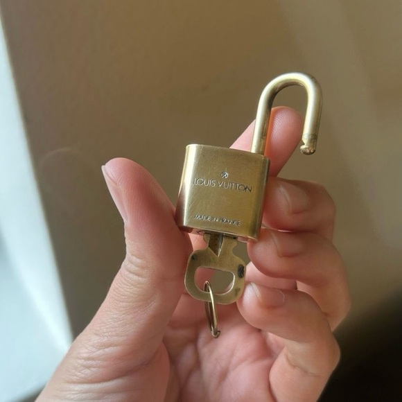 Louis Vuitton Lock & Key #320 - Picture 4 of 4
